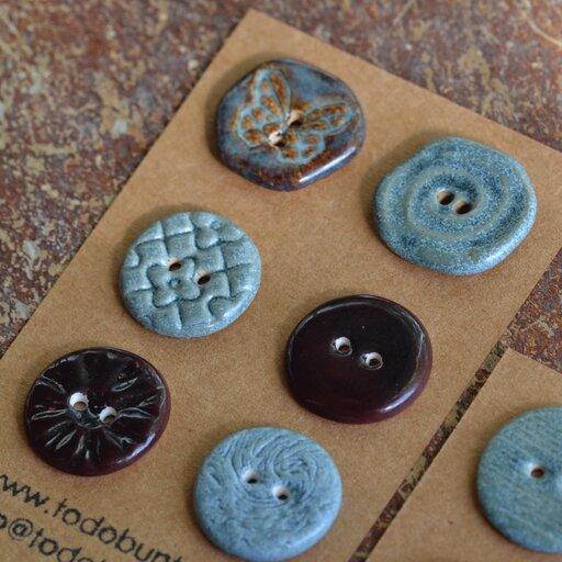 Asya Franke ceramic buttons
Blue rutile, black aventurine, satin oribe. All white clay or porcleain, cone 6